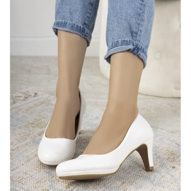 Valkoiset pumput stiletto-kantapäässä eko-nahkaa Fink valkoinen 1