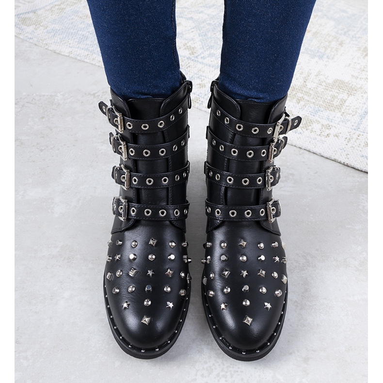 Mustat, rikkaasti koristellut naisten saappaat Meieriltä 1