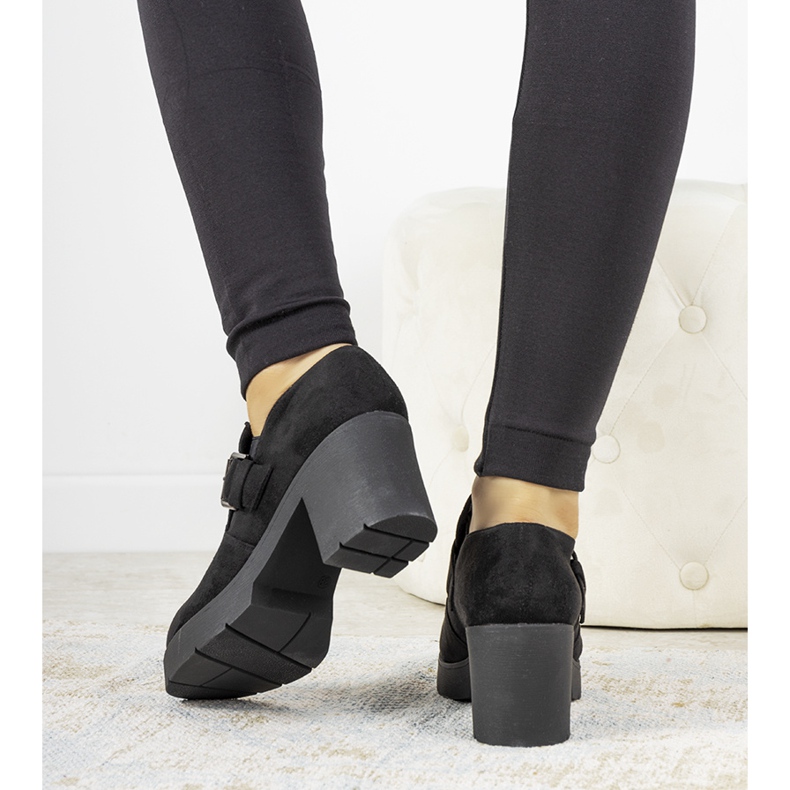 Mustat kengät Leonien postauksessa 1