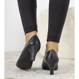 Molina -pylvään mustat pumput 1