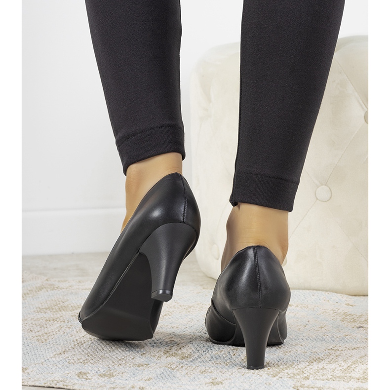 Molina -pylvään mustat pumput 1