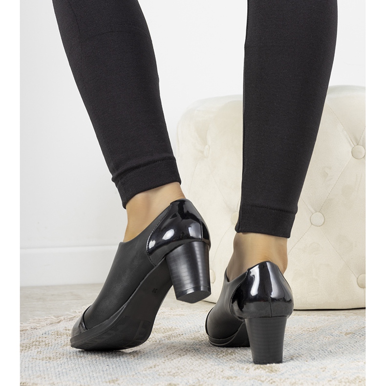 Mustat kengät Villarealin postauksessa 1