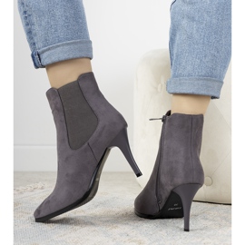 Harmaat saappaat Varela -kantapäässä 1