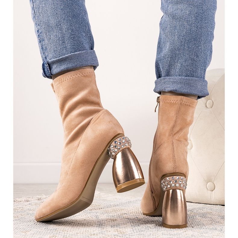 Vaaleanpunaiset saappaat koristeellisessa Bazin -pylväässä vaaleanpunainen 1