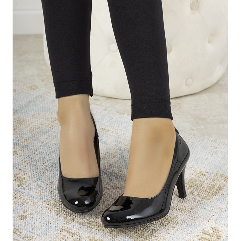 Mustat lakkapumput Zamora -pylväässä 1