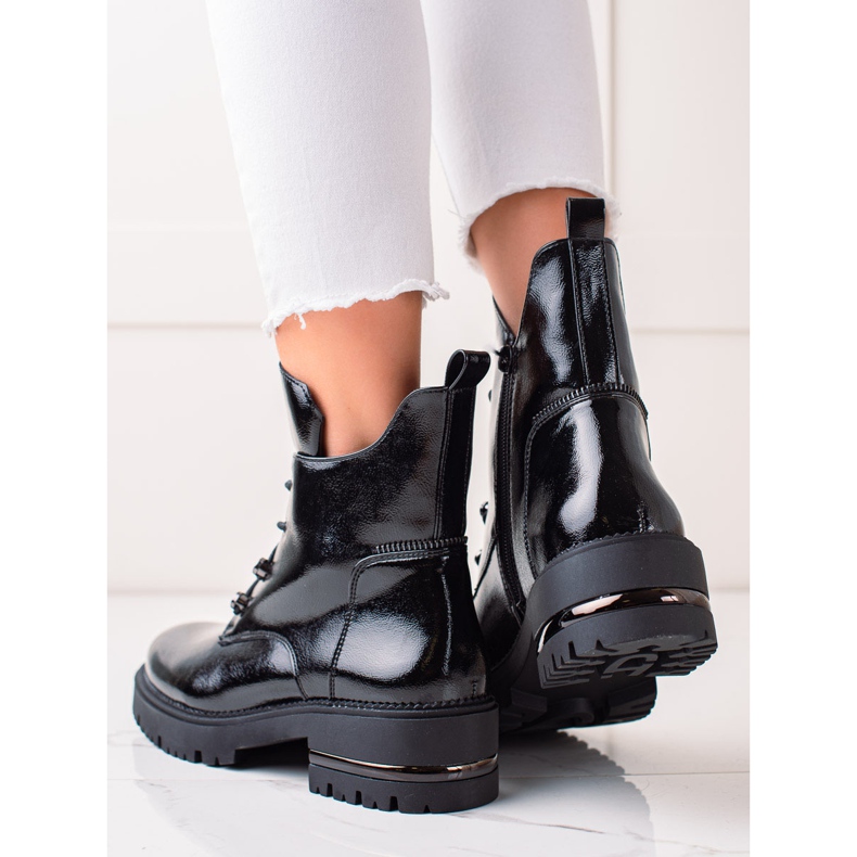 Muodikkaita nauhatyöntekijöitä, Sergio Leonen musta 2