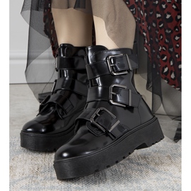 Mustat nilkkurit Austin -alustalla 2