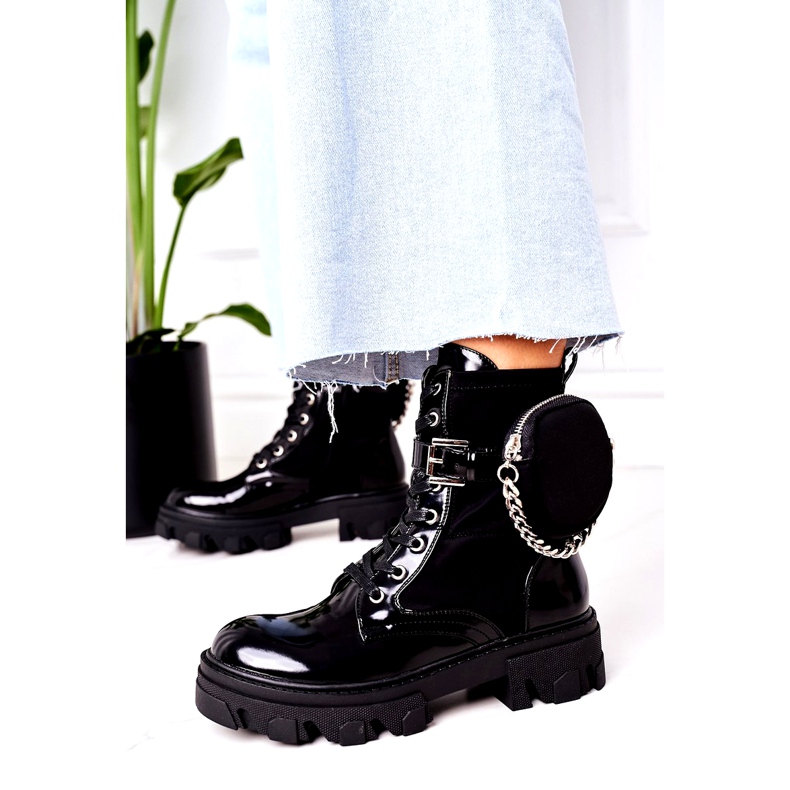 Naisten eristetyt työntekijät, joilla on munuaiset ja ketju musta 2