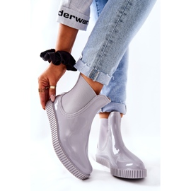 PS1 Kiiltävät sadekengät harmaalla vesiputousalustalla 2