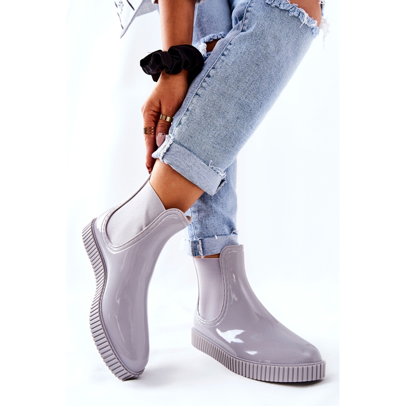 PS1 Kiiltävät sadekengät harmaalla vesiputousalustalla 1