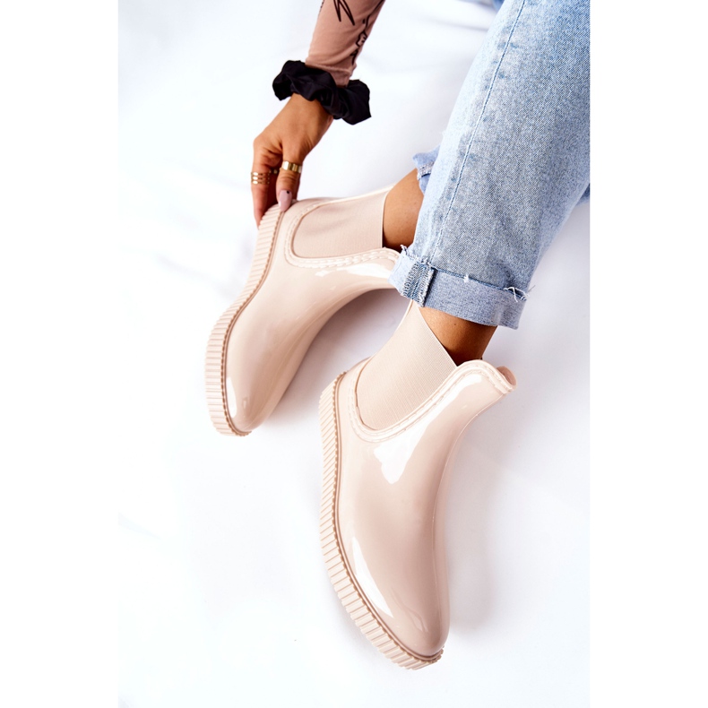 PS1 Kiiltävät sadesaappaat beigellä vesiputousalustalla 1