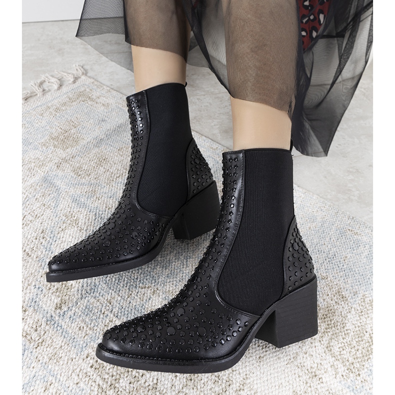 Mustat saappaat koristeltu Camus -nastoilla 1