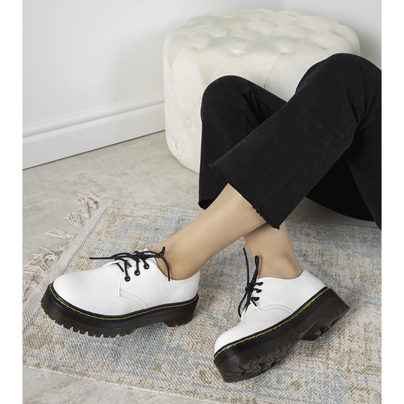 Valkoiset kengät paksulla Ronde -pohjalla valkoinen 1