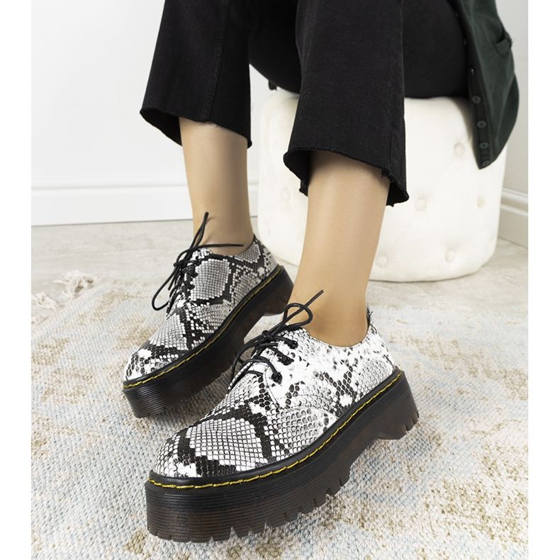 Mustat käärmeen motiivikengät paksulla Ronde -pohjalla valkoinen 1