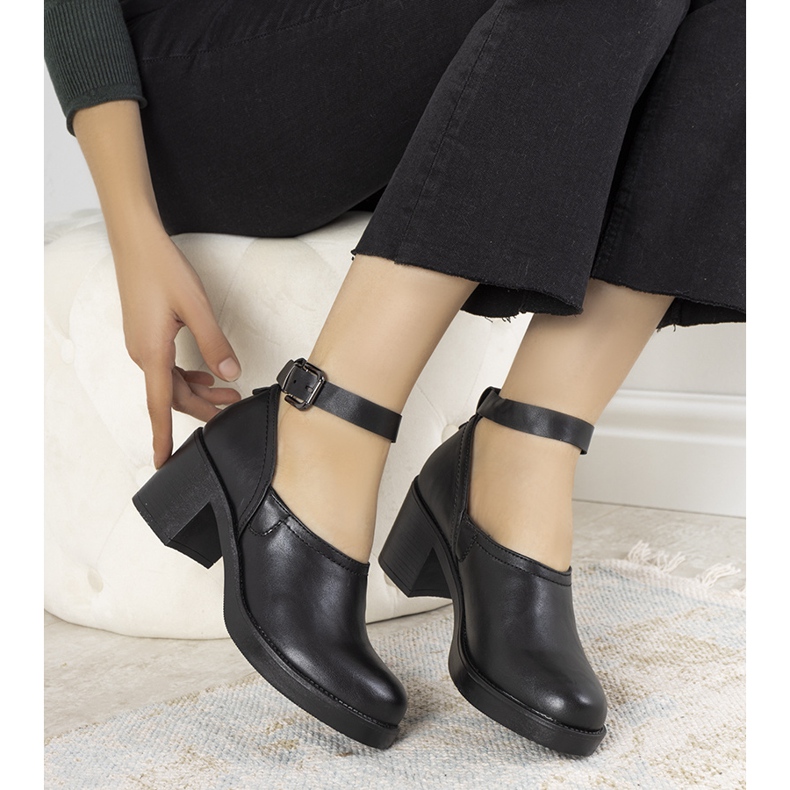 Mustat kengät Christianen postauksessa 1