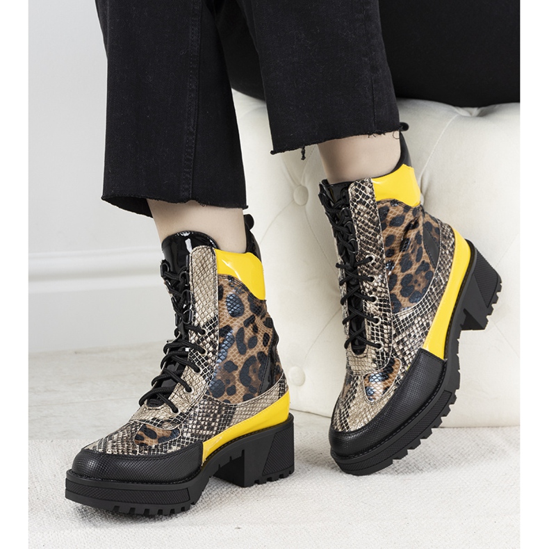 Mustat ansastajat Felisin eläinkuviossa 1