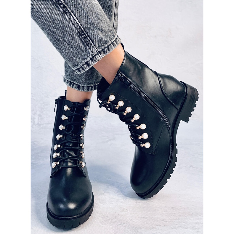 Työntekijät kiiltävillä mustilla helmillä musta 1