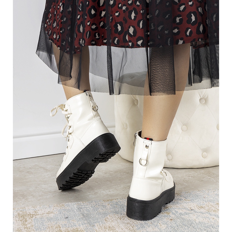 Valkoiset saappaat korkealla Orane -pohjalla valkoinen ekru 2