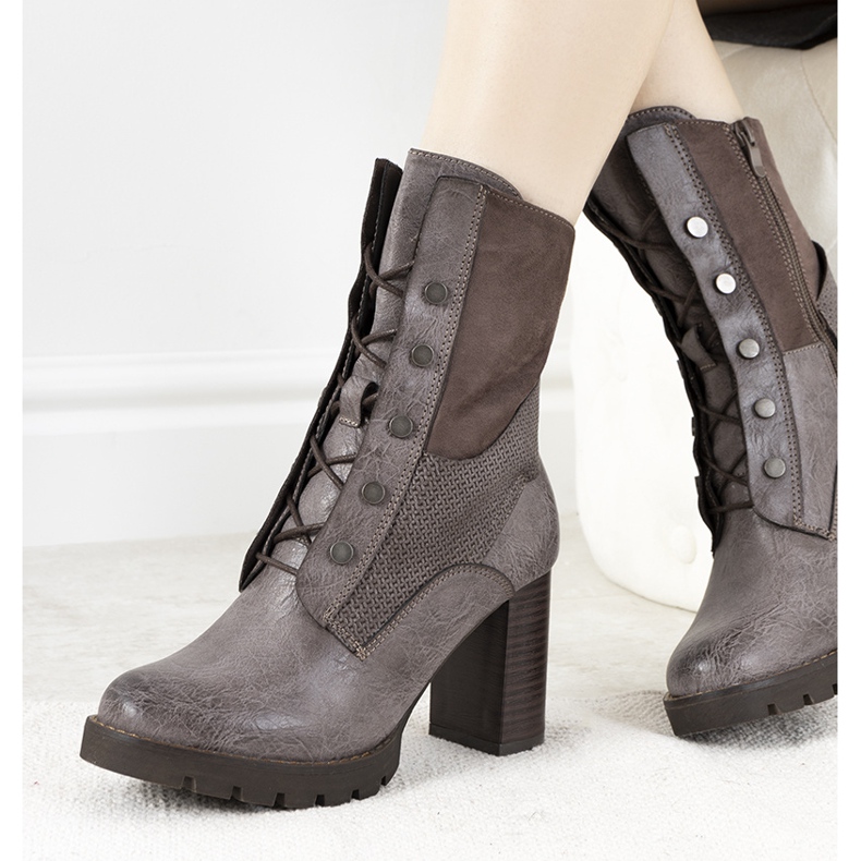 Ruskeat nilkkurit Alvaradon pylväässä harmaa 1