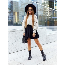 Menie mustat, avoimet nahkasaappaat 1