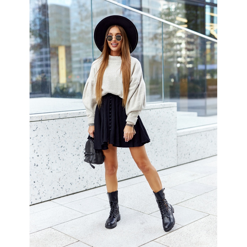 Menie mustat, avoimet nahkasaappaat 1