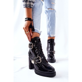 Lakatut saappaat baarissa Black Flaris soljella musta 1