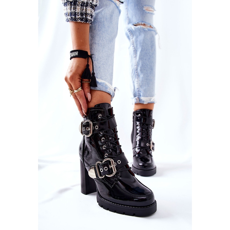 Lakatut saappaat baarissa Black Flaris soljella musta 1