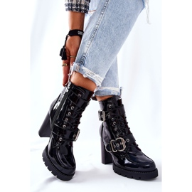 Lakatut saappaat baarissa Black Flaris soljella musta 2