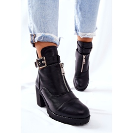 PG1 Mustat Clive-saappaat korkokengillä solki 1