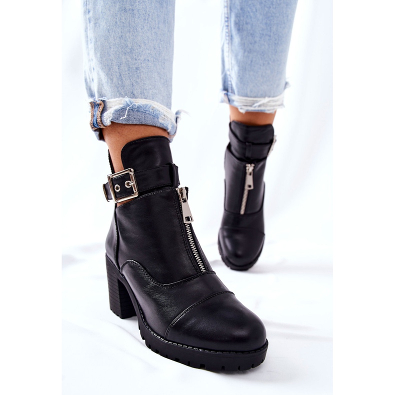 PG1 Mustat Clive-saappaat korkokengillä solki 1