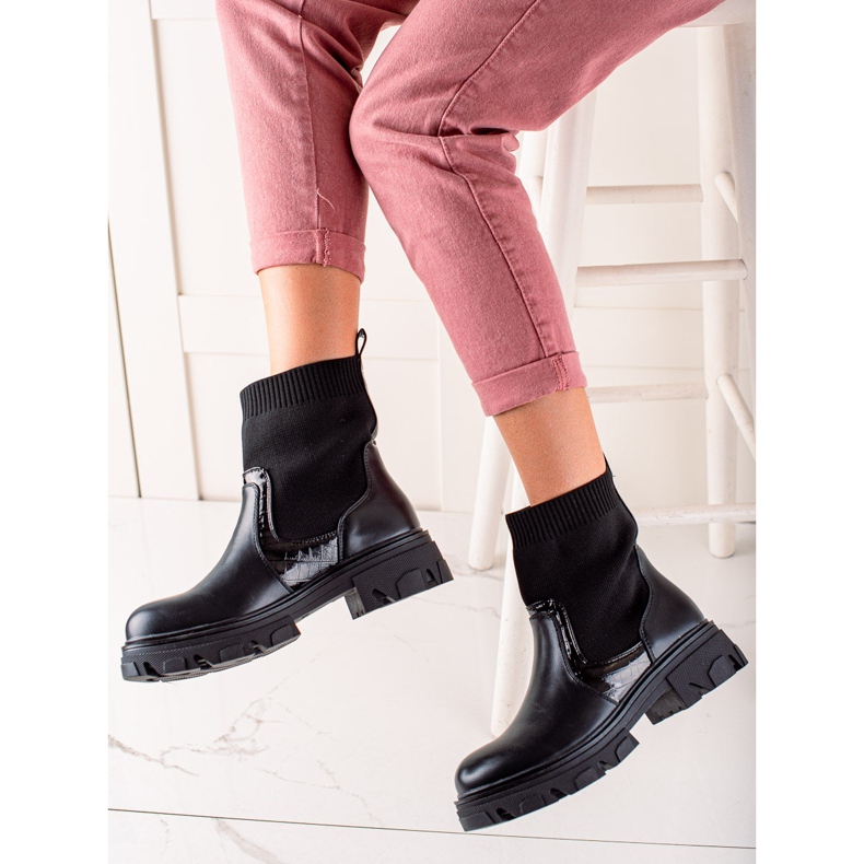 TRENDI Slip-on laukut alustalla musta 1