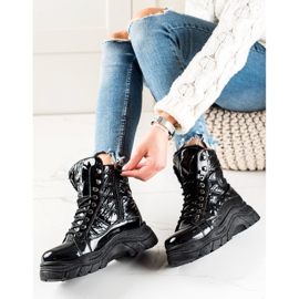 Mustat saappaat VINCEZA-alustalla 2