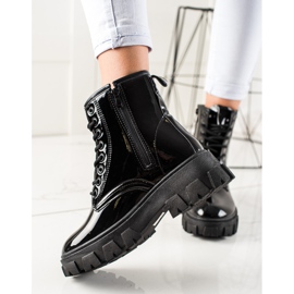 Sergio Todzi Mustat trapperit alustalla 1