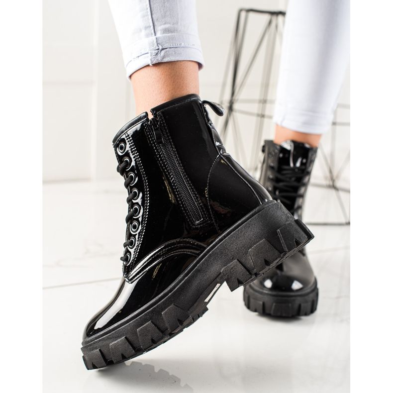 Sergio Todzi Mustat trapperit alustalla 1