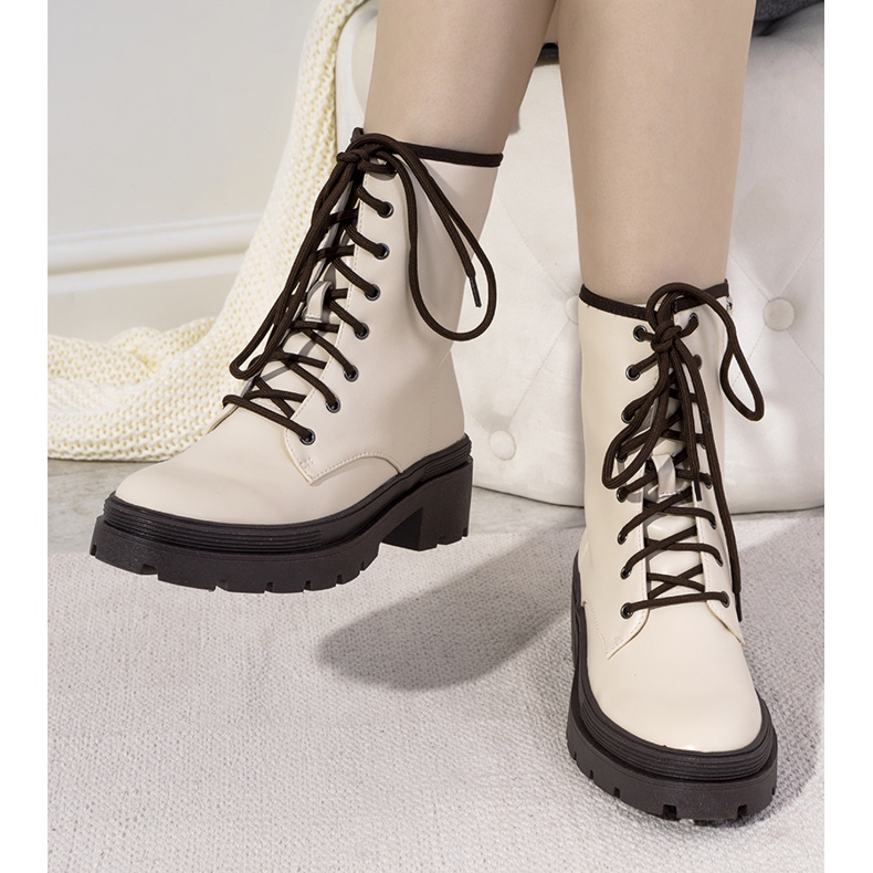 Beiget eristetyt saappaat paksussa Dena-pohjassa 1