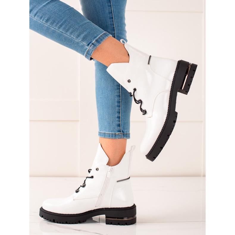 Muodikkaita nauhatyöntekijöitä, Sergio Leonen valkoinen 1