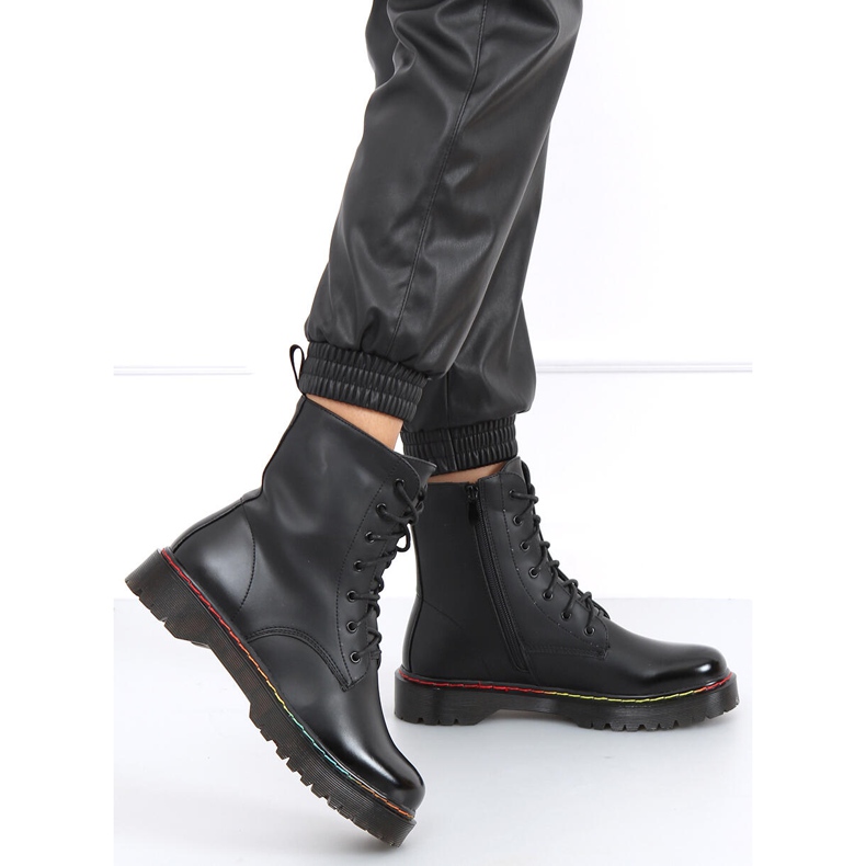 Martensiaki värillisellä Ohio Black -langalla musta 1