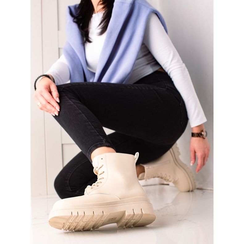 TRENDI Klassiset beige-annostimet alustalla 1