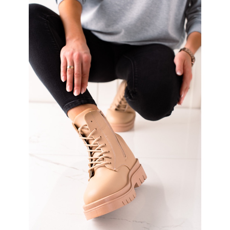 TRENDI Klassiset ruskeat vaelluskengät alustalla beige 1