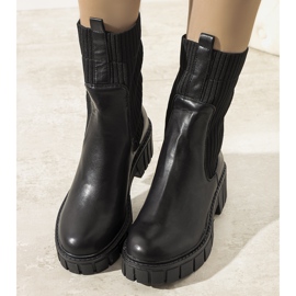 Sandersin mustat eristetyt saappaat 1