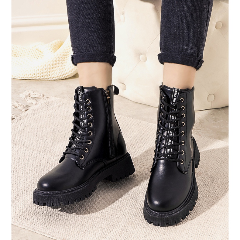 Mustat naisten eristetyt saappaat Cynthia 1