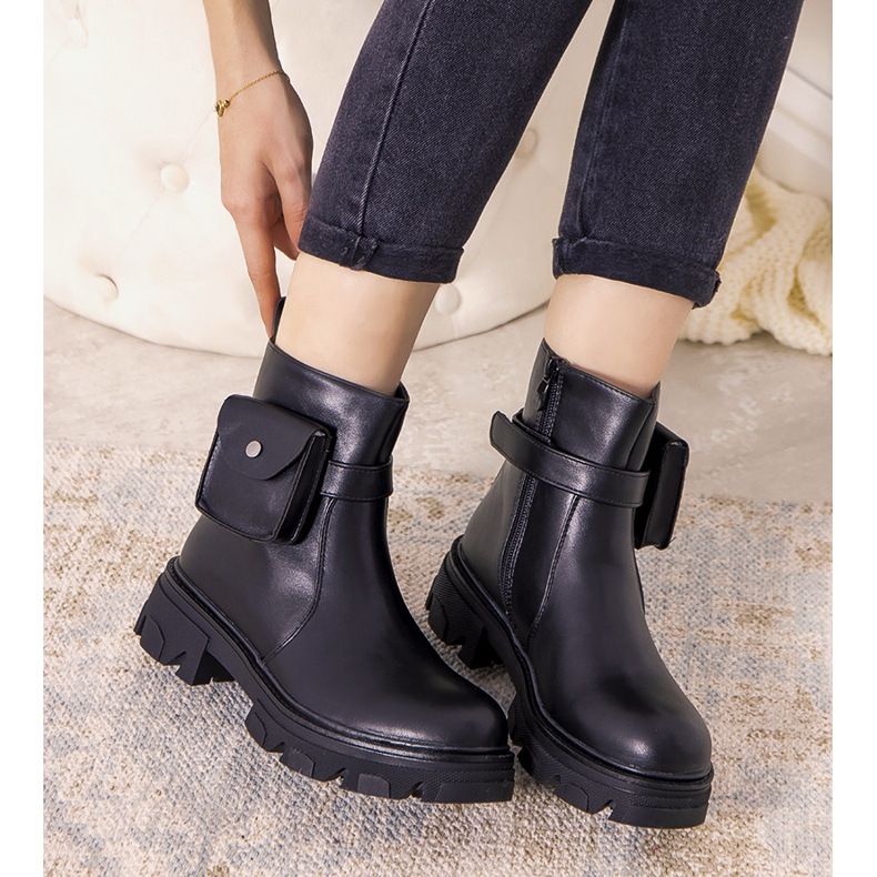 Mustat eristetyt saappaat Millikin-pussilla 1