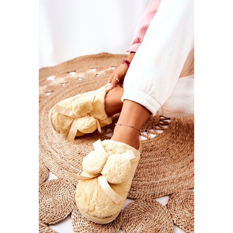 Keltaiset Pamppy-turkistossut, joissa pomponeja beige ekru 2