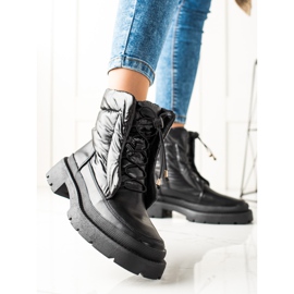 Small Swan Mustat lumisaappaat lavalla 1