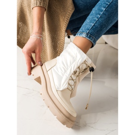 Small Swan Beiget lumisaappaat alustalla 1