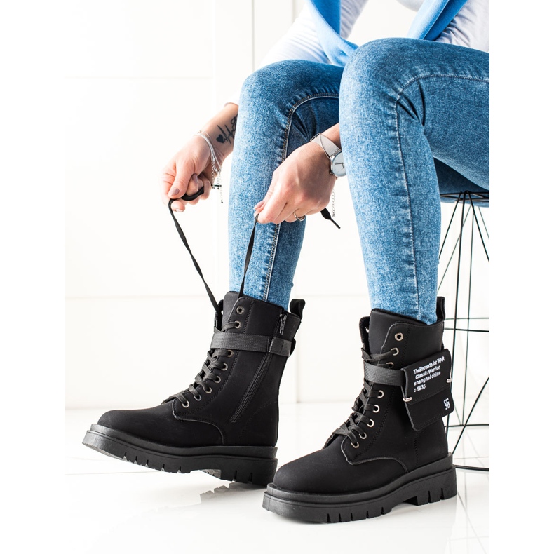 TRENDI Mustat trapperit taskulla 1