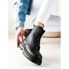 TRENDI Klassiset mustat trapperit alustalla 1