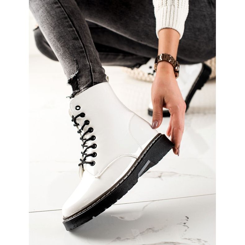 TRENDI Valkoiset eristetyt saappaat valkoinen 1