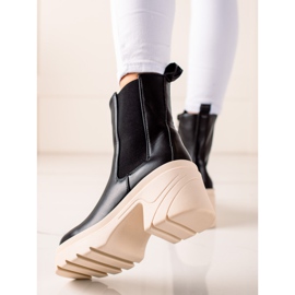 TRENDI Saappaat beigellä alustalla musta 1