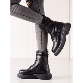 TRENDI Mustat laukut alustalla 1